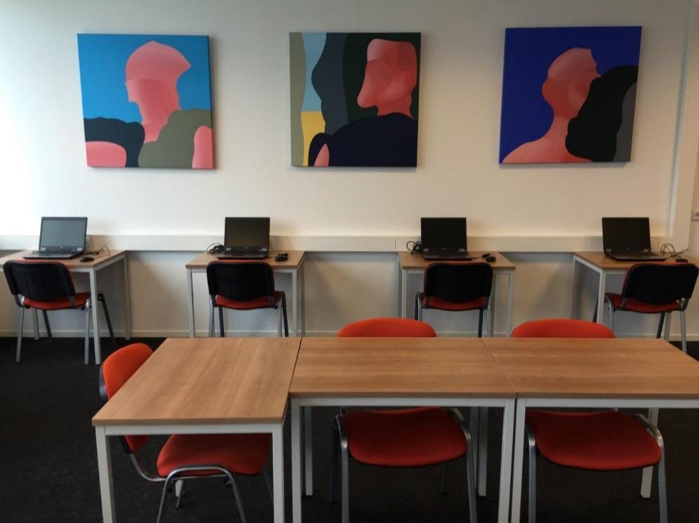 Communicatiemiddelen mogen niet in het bezit zijn van de kandidaat wanneer deze in de examenruimte is. Wanneer de locatie geen voorziening heeft om e.e.a. te bergen, dan dient dit ingeleverd te worden bij de examenleider, welke hier te allen tijde toezicht over kan houden.