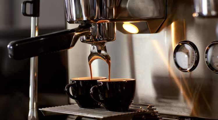 De WMF espresso houdt rekening met alle belangrijke parameters, maalt en drukt de koffie automatisch aan.