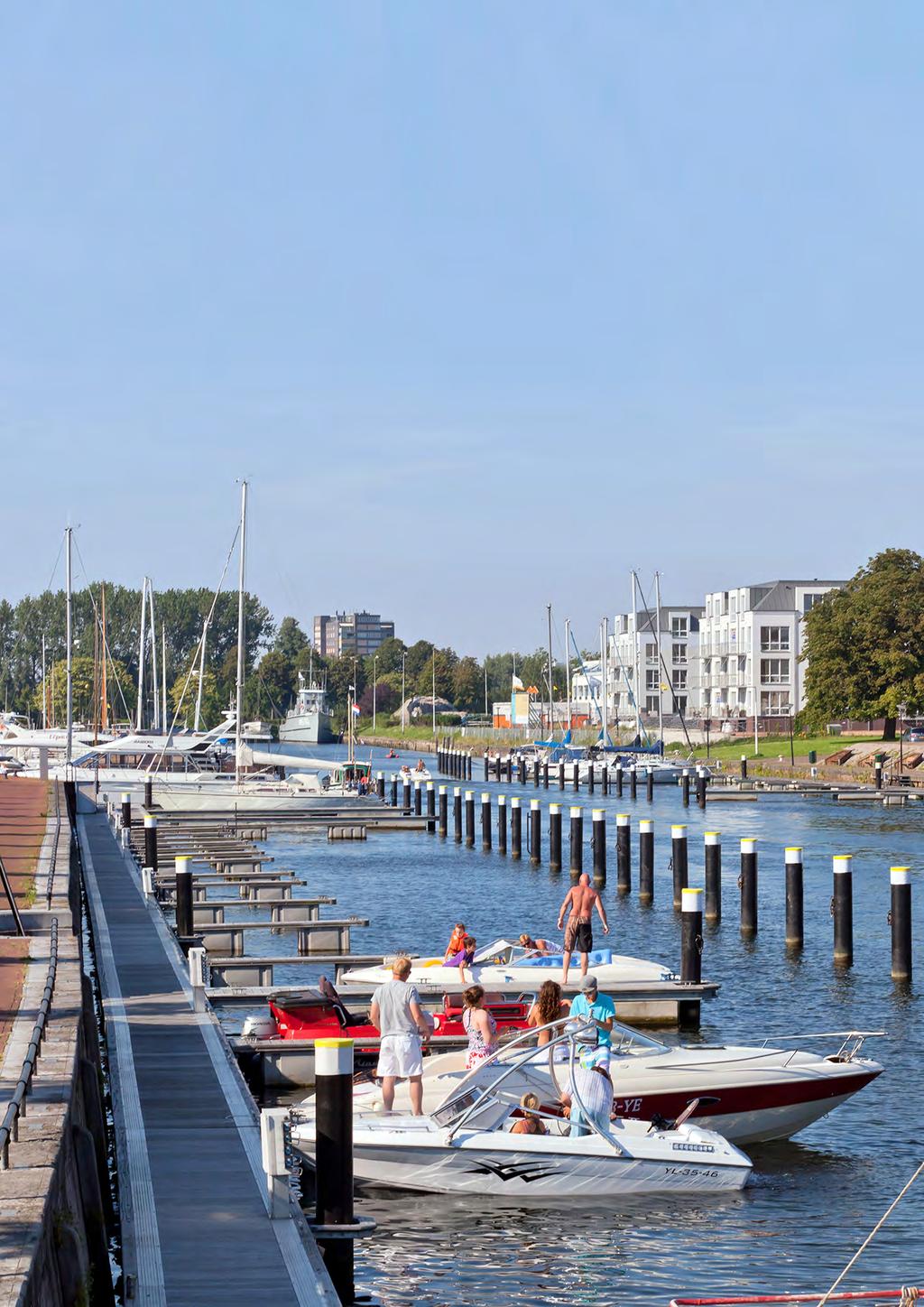 Watersportpret in het Groote Dok, rechts de nieuwe appartementsgebouwen en de