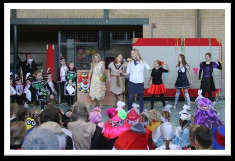 Elf en de dansgarde van onze carnavalsvereniging "de Kleibakkers".