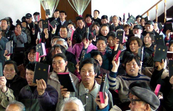 Bybelgenootskappe help om Bybels vir Chinese Christene beskikbaar te stel. Amity Drukkery druk sedert 1987 Bybels in China. 54 miljoen Bybels is reeds by Amity vir China gedruk en versprei.