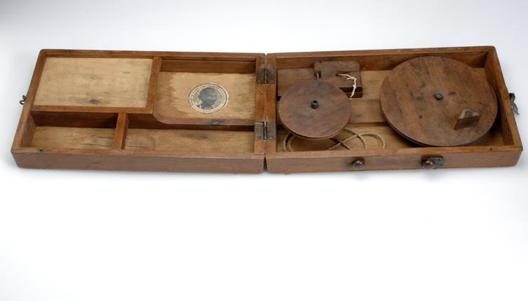 Het kistje is een symbool van de verzetsbeweging tegen de Britten geworden. Collectie Tropenmuseum.