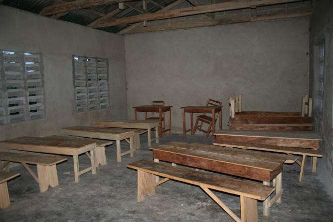 Een lokale timmerman heeft nieuwe banken en tafels voor de school in Wiawso gemaakt. De meeste kinderen gaan zonder eten naar school.