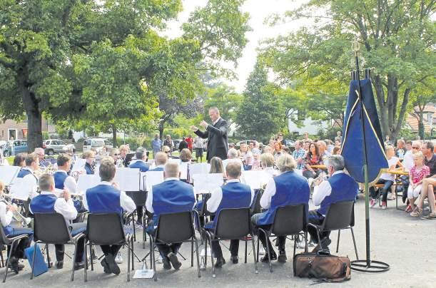 Woensdag 16 juli 2014 Zomers parkconcert VOORST.- Fanfare Korps Voorst stelde tijdens een geslaagd miniconcert de nieuwe dirigent Alfred Willering voor.
