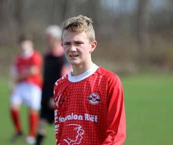 JO15-3 pakt weer 3 punten ST EGS JO15-3 - Hapse Boys JO15-2 (Rianne Spanjers) Zonder trainer/leider joost die van een welverdiend weekendje weg aan het genieten was kwamen de boys op deze zonnige