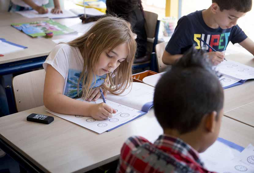 Januari 2018 ma 01 di 02 wo 03 do 04 vr 05 za 06 * zo 07 ma 08 Luizencontrole Schoolregel: We zijn aardig voor elkaar DGO en VGO afname Start thema s groep 3 t/m 8 di 09 wo 10 do 11 vr 12 za 13 * zo