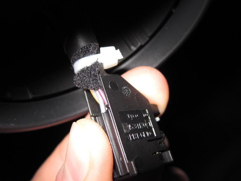 Stap 10 Schuif de connector terug in de behuizing en vervang de kabelbinder u