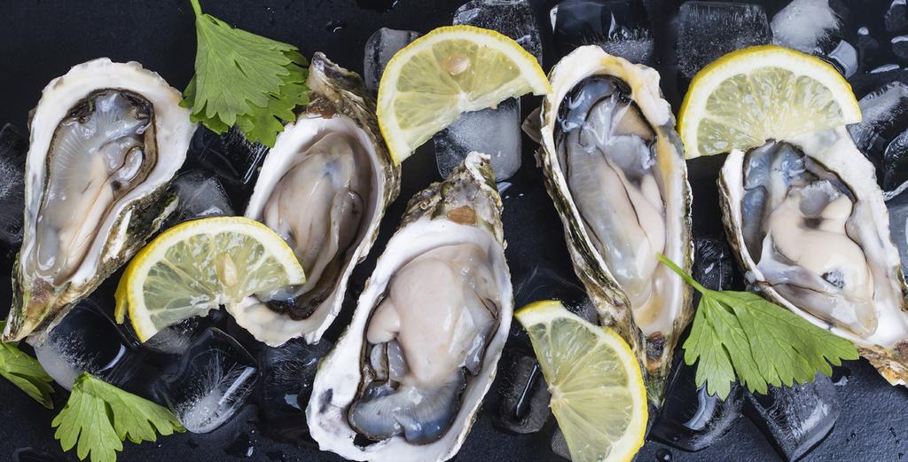 Gegratineerde oesters 2,75 per stuk, 4 voor 10,- Voorgerechten Garnalenragout boordevol Hollandse en Noorse garnalen 3,49 per 100 gram Zalmbonbon met Hollandse garnalen 6,99 per stuk