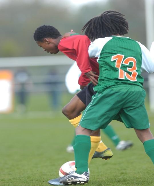 Accenten Zeker bij de D-pupillen kan het voetballen nog vaak geoefend worden met kleine aantallen, waarbij accenten kunnen worden gelegd op het aanvallen of het verdedigen.