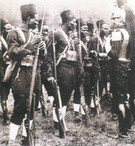 Bijna einde oorlog TIRAILLEURS SENEGALAIS Afrikaans ritme en gezang.