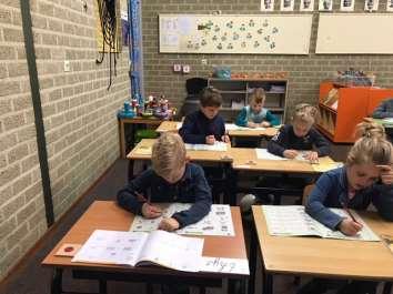 Thijs Eshuis in groep 3 De afgelopen week is Thijs Eshuis op De Es in groep 3 gestart. Thijs voelt zich gelukkig al snel thuis in zijn nieuwe school.