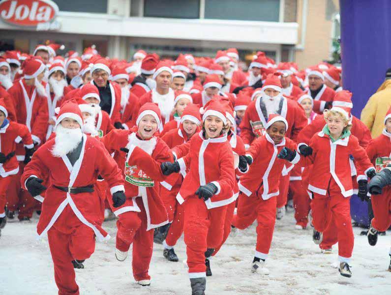 Ook deelnemen? De Santa Run Den Helder wordt een Fun Run voor het échte kerstgevoel! Je hoeft geen geoefende runner te zijn want de route van 3 km mag je ook wandelend afleggen.