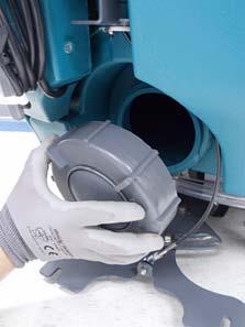 Verwijder, om de schoonwatertank te spoelen, de schoonmaakkap aan de achterkant van de machine en sproei water direct in de schoonmaakopeningen (afbeelding 44). AFB. 41 4.