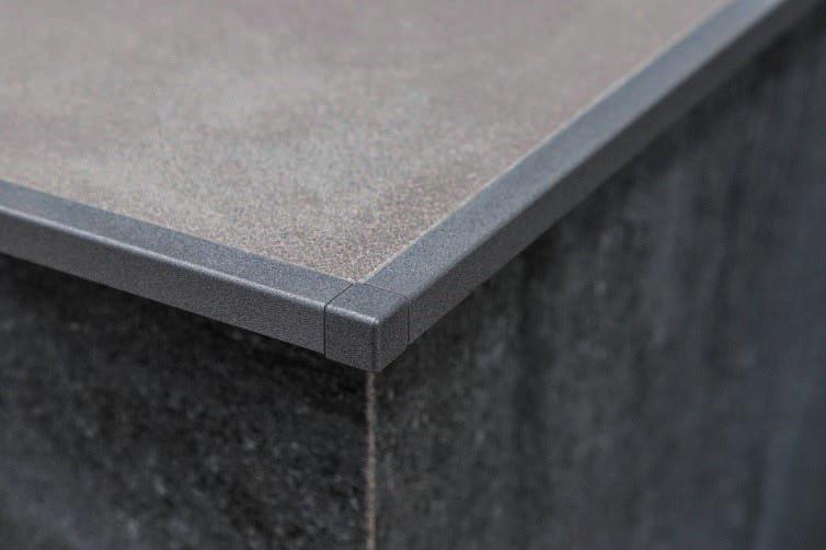 Profielen ter bescherming van de rand Schlüter -Quadec Schlüter -Quadec is een afwerkingsprofiel van hoge kwaliteit van roestvrij staal voor werkbladen, dat bovendien een goede randbescherming biedt.