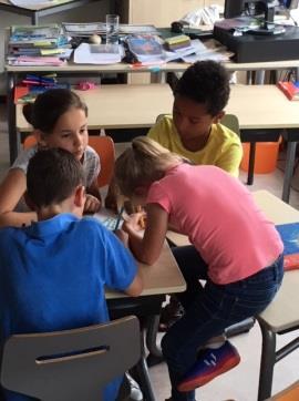 De kinderen moeten hun pasje en boeken in een tas bij zich hebben.