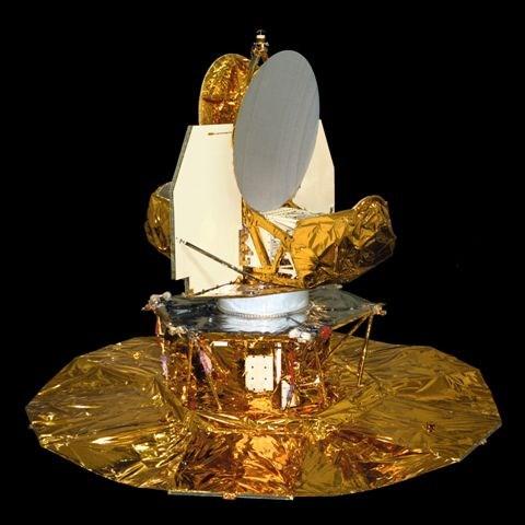 WMAP De satelliet WMAP vertrok op 30 juni 2001 en bereikte op 1 oktober 2001 zijn observatiepositie op Lagrangepunt 2 (L2), op 1,5 miljoen kilometer afstand aan de nachtzijde van de aarde.