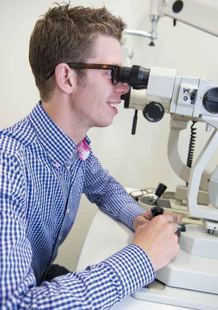 Xxxxxxxxxxxxxx contactlensspecialist Nadat je het diploma Opticien hebt behaald, kun je je in twee jaar specialiseren tot