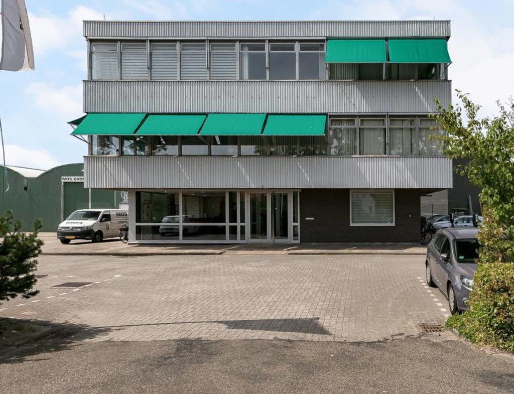 Kleidijk 35 te Rhoon Ca. 916 m² kantoor, ca.