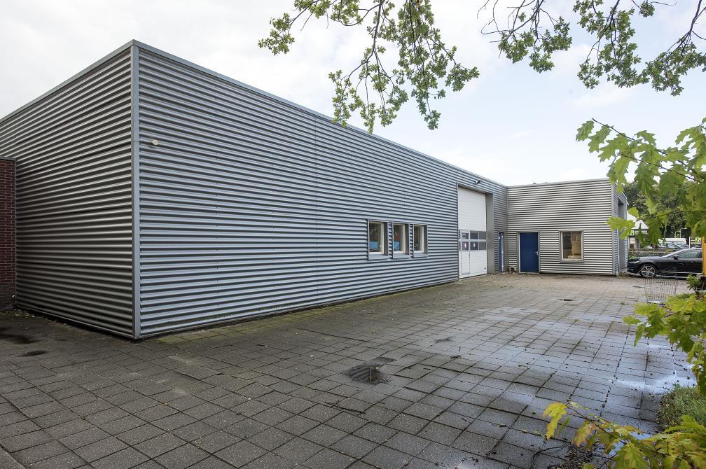 Sluisstraat 14 Delden OBJECT Algemeen Te koop een solitair bedrijfsgebouw, bestaande uit een bedrijfsruimte met een kantoor-/kantine- en nevenruimte, een later bijgebouwde bedrijfsruimte (in