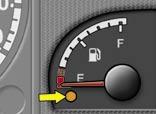 I N S T R U M E N T E N P A N E E L I Brandstofmeter Zodra het lampje van de minimumhoeveelheid brandstof permanent brandt wanneer de auto zich in horizontale stand bevindt, zit er nog ongeveer 11