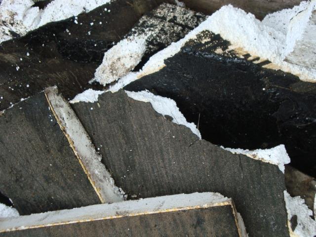Dakafval Afval afkomstig van daken dat dakleer bevat (zowel teerhoudend als teervrij dakdekkermateriaal).