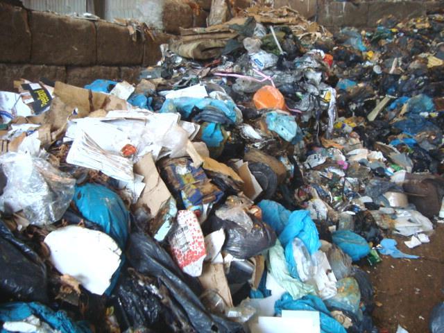 Bedrijfsafval Fijn bedrijfsafval Brandbare afvalstoffen afkomstig van bedrijven die niet-recyclebaar zijn. Lijkt qua samenstelling op huishoudelijk afval.