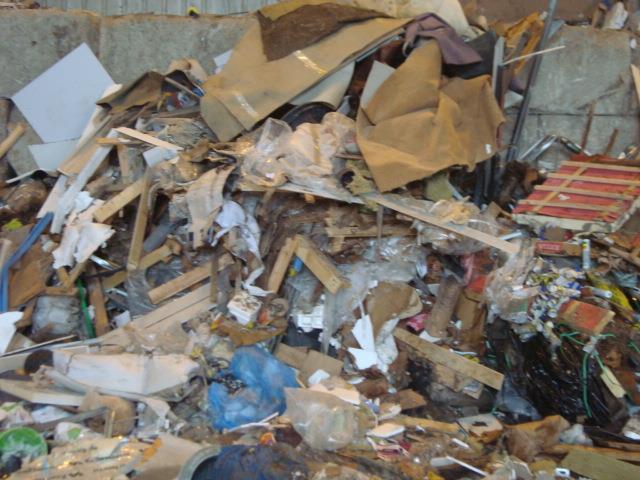 Bouw- en sloopafval Afval afkomstig van bouw- en sloopwerkzaamheden. Bouw- en sloopafval is een gemengde afvalstroom die nog gesorteerd wordt.