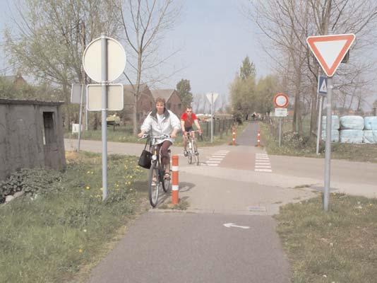 vrije baan, alleen gehinderd door verkeersborden en wat