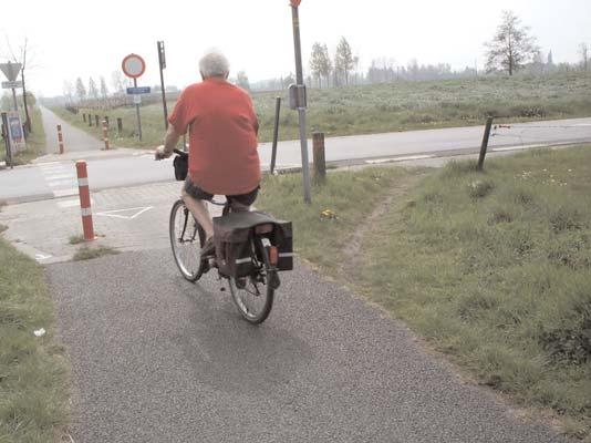 richting tegelijk de spoorwegkruising bereiken.