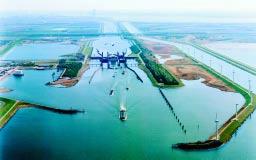 Een andere trend in de scheepvaart zal het noodzakelijk maken de doorvaarhoogte van de bruggen over het Schelde-Rijnkanaal aan te passen.