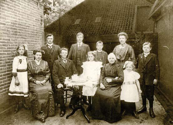 Cees Steeman en Sientje Kuiper met hun kinderen omstreeks 1914 bij hun huis in de Schoolstraat. V.l.n.r. Geertje, Koos, Jan, vader Cees, Cor, Aagje, Joh,moeder Sientje, Marie, Jo en Wim (12).