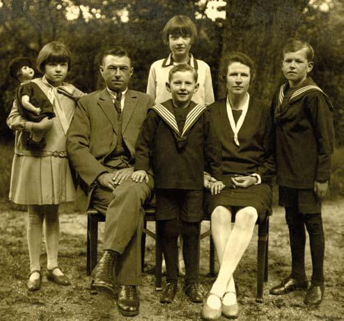 Advertentie Steeman s Kolenhandel. Gezin van Jan Steeman en Maria Mooij in 1926 met hun kinderen v.l.n.r.: Nelly, Cies, Kees en Niek (18). 18 Johannes (Jan) Steeman, zn. van 12, geb.