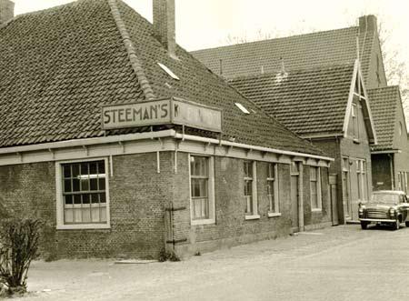Steeman s Kolenhandel Johannes (Jan) Steeman was de oprichter van Steeman s Kolenhandel. In 1915 kocht hij de boerderij Het Knophuis aan de Overtoom.