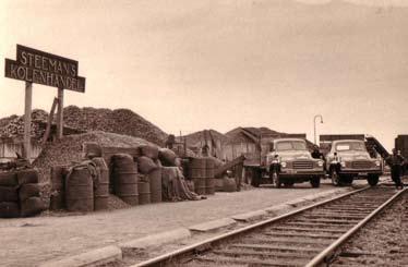Het pand van Steeman s Kolenhandel aan de Overtoom. bedrijf had een losplaats aan het station Castricum, waar de kolen per trein werden aangevoerd.