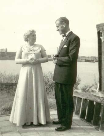 Cor Steeman en Wil Nieuwkerk bij hun huwelijk in 1942 (26). 26 Cornelis P.J. (Cor) Steeman, zn. van 16, geb.
