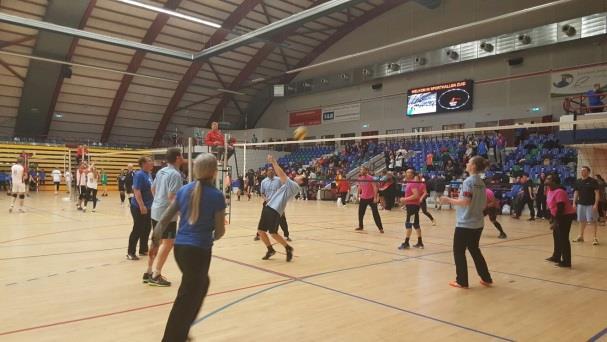 Volleybal Het team van de Waterkant heeft begin januari meegedaan aan het ambtenaren volleybaltoernooi van Amsterdam. Vol enthousiasme, maar zonder een al te goede techniek.