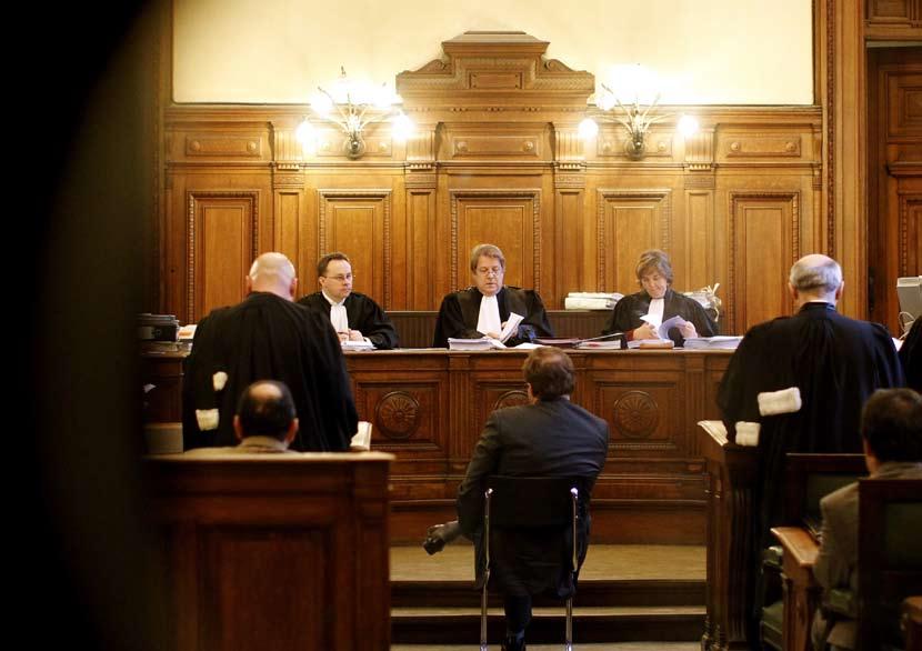 Het gerechtelijk arrondissement BHV wordt niet gesplitst maar ontdubbeld. Franstalige rechters kunnen vanuit Brussel nog steeds uitspraken doen in gans Halle-Vilvoorde.