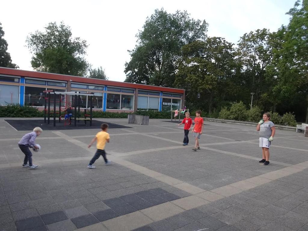 Van de tuincommissie Lente Leuk, nog even buiten spelen na het eten, lekker met andere kinderen nog even voetballen of aan het klimrek hangen.