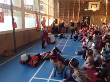 Dus u kunt in de week van maandag 12 december na schooltijd munten en musicalkaartjes kopen in de klas van meneer Thomas Cuppen (Vitruviusweg) en in de klas van juffrouw Caroline Noorlander