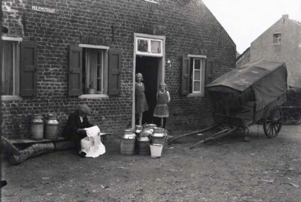 Een bekende, mogelijk de eerste beambte had de naam Tops, vandaar de naam van het huidige toponiem. Achter de gebouwen ligt een laagte en die stond indertijd onder water.