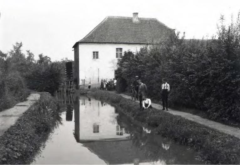 Oude foto s van Susteren Wil Schulpen De Susterder molen ook stadsmolen genoemd Op beide foto s is nog het molenrad te zien. Tot 1941 is deze molen in bedrijf geweest en daarna ontmanteld.