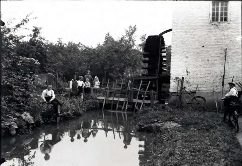 De personen op de foto zijn eveneens nog onbekend De beek die langs de molen stroomde was de Rode Beek, welke voordat hij Susteren binnenstroomde een bijna haakse bocht maakte.