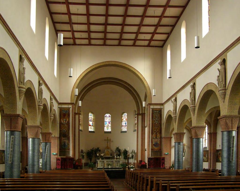 vier kerken consoles aangebracht voor heiligenbeelden en daarboven een baldakijn die door een horizontale lijst steken of een nis in schoonmetselwerk. Hierboven zijn de lichtbeukvensters aangebracht.
