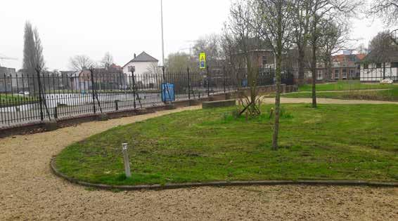 Aan de zuidkant, langs de Maresingel, is het park afgesloten door een hek. Het park heeft duidelijk behoefte aan een beetje inspiratie en liefdevolle zorg.