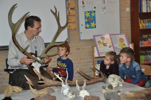 Met boswachter Marcel op pad, Elk jaar gaat boswachter Marcel een middag met groep 3 naar de hei. Daar gaan we paddenstoelen zoeken. Ook neemt hij veel spullen mee naar school.