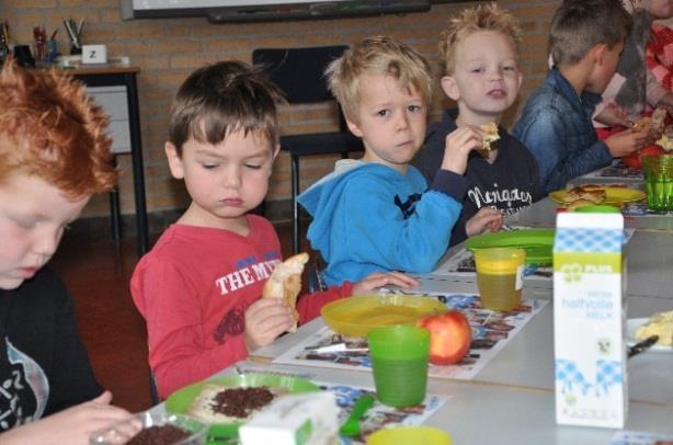 Een impressie uit groep 3 Danny zegt na zijn 5de boterham: "Juf