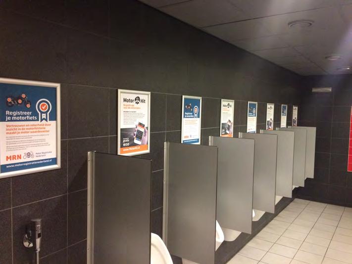 toiletruimtes. Laat stickers plaatsen op de spiegels in de toiletruimtes. Mediatarief 2.