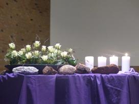 De vierde adventszondag Op deze vierde adventszondag zien we in de schikking een weg van berkentakken, witte bloemen en stenen als symbool voor Maria die door het