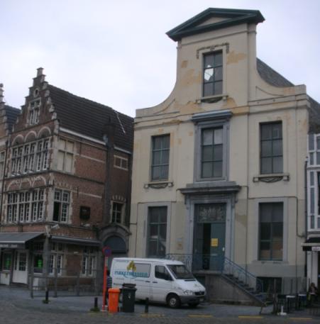 Er werd een nieuwe gevel in 1771 /1772 gebouwd naar tekening van Bernard De Wilde de bekende Gentsche architeckt die ook het pakhuis tekende die stond op de Koornmarkt.