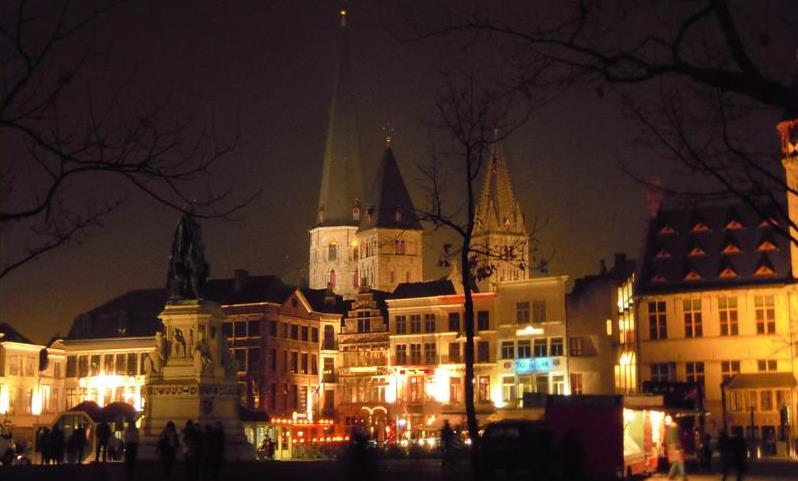 Ajuinmarkt, was vroeger de naam van een deel van de Vrijdagsmarkt Kaasmarkt, werd gehouden op de Vrijdagmarkt daar